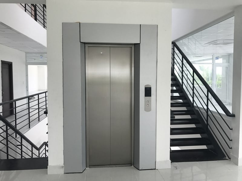 Thang máy cực đẹp tại showroom Hạ Long